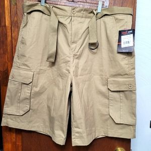 NWT.  True Oe Clothing Co. Men's Cargo Shorts.  Size 44.  (220)